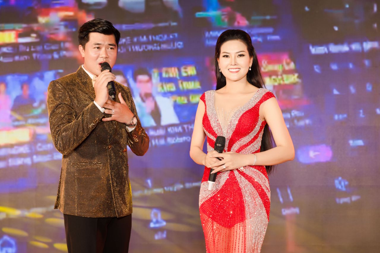Gặp gỡ và giao lưu cùng hoa hậu & ca sĩ